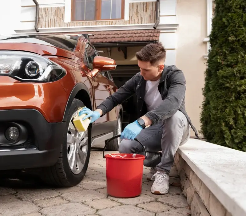 Lavage auto à domicile Ongles : professionnel intervenant sur un véhicule
